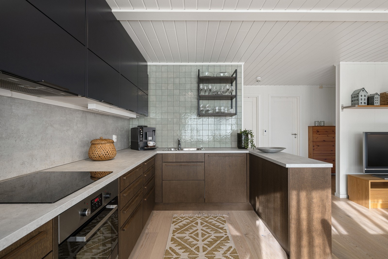 Hvitevarene medfølger og består av integrert koketopp, integrert stekeovn, integrert oppvaskmaskin og frittstående kombiskap kjøl/frys (side-by-side) Galleribilde