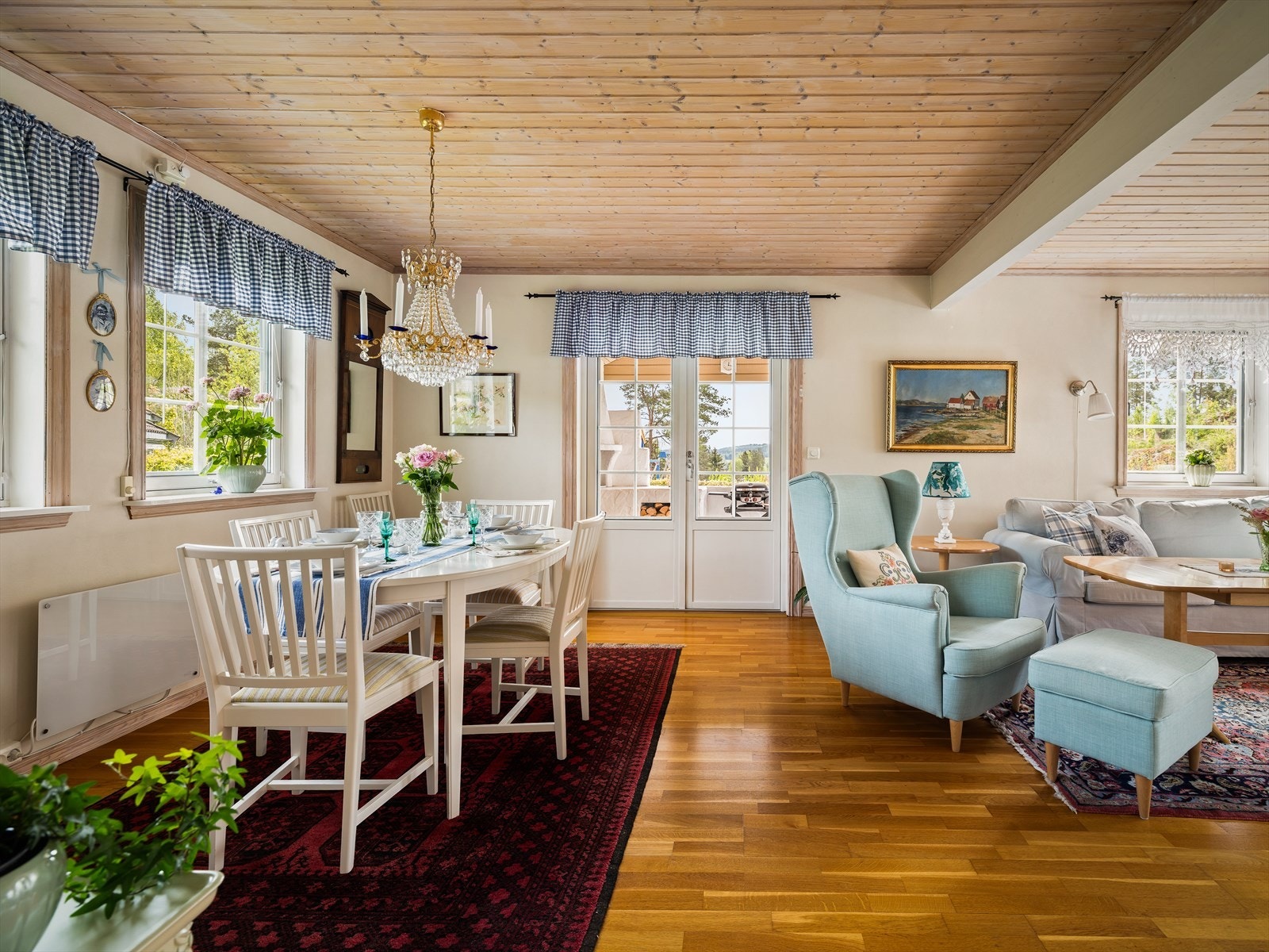 Direkte tilgang fra stue til terrassen, som gir en følelse av utvidet stue når døren står åpen og uteplassen benyttes. Galleribilde