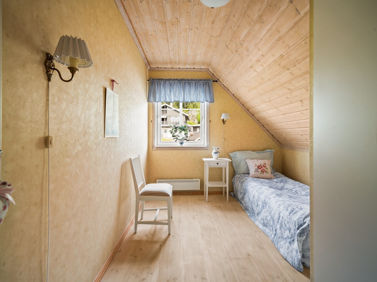 Det tredje soverommet er møblert med seng, har tapetserte overflater og tregulv. Galleribilde