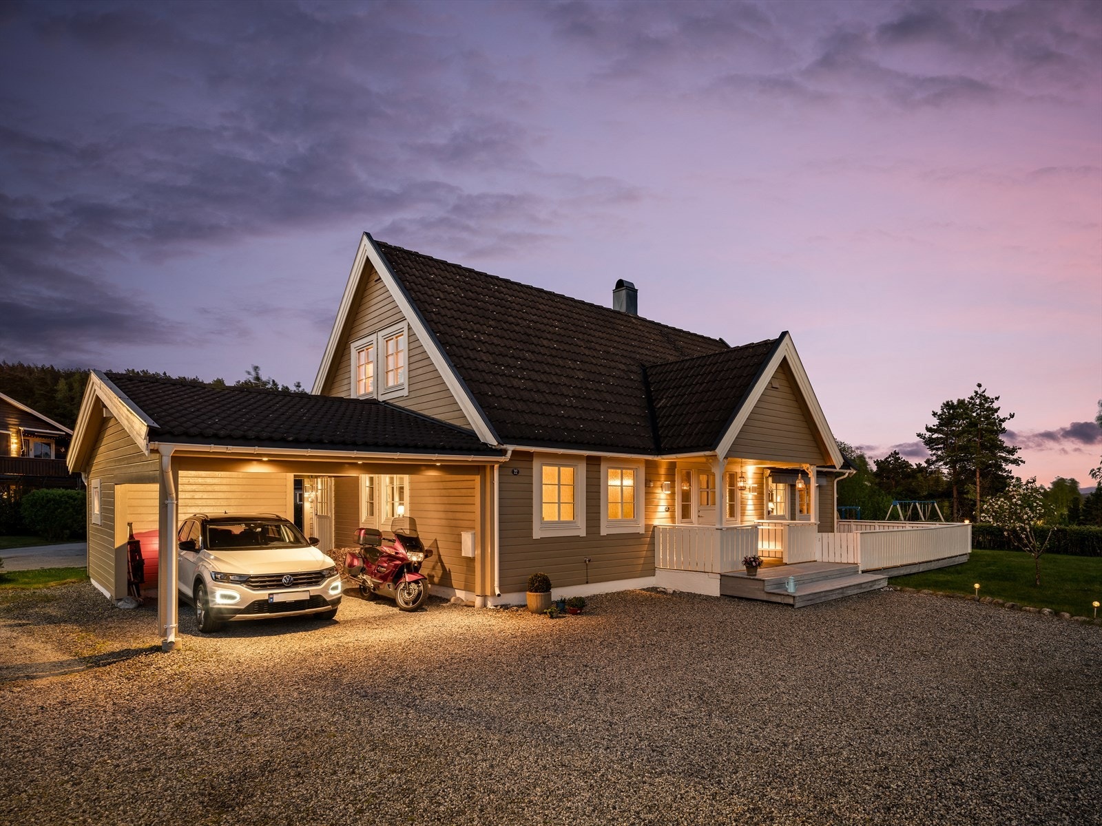 Dette er en svært hyggelig enebolig med flott beliggenhet og med pent opparbeidede uteområder. Romslig gårdsplass og dobbel carport Galleribilde