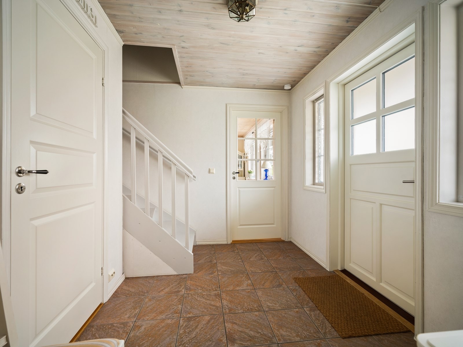 Mulighet for oppheng av yttertøy og plassering av sko Galleribilde