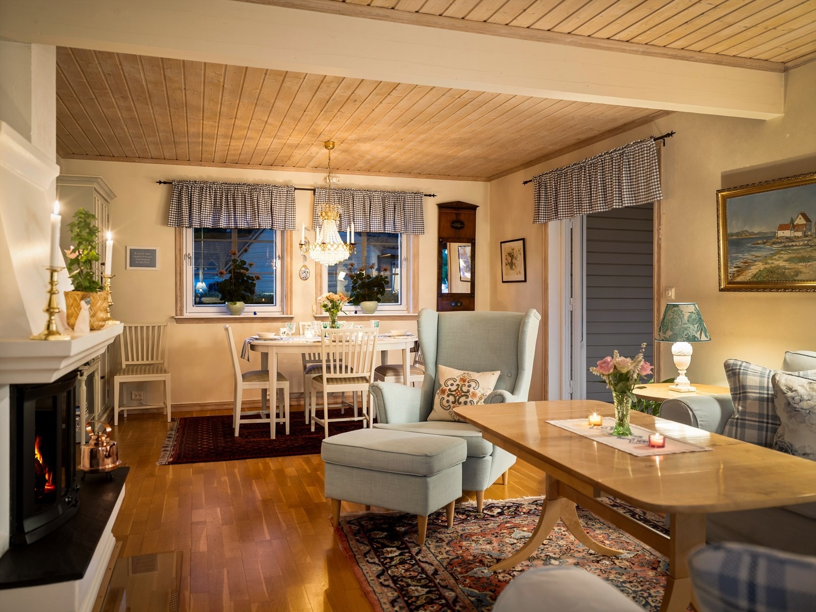 Stuen har plass til både sofagruppe, TV-møblement og spisebord og her kan venner og familie inviteres til hyggelige lag. Galleribilde