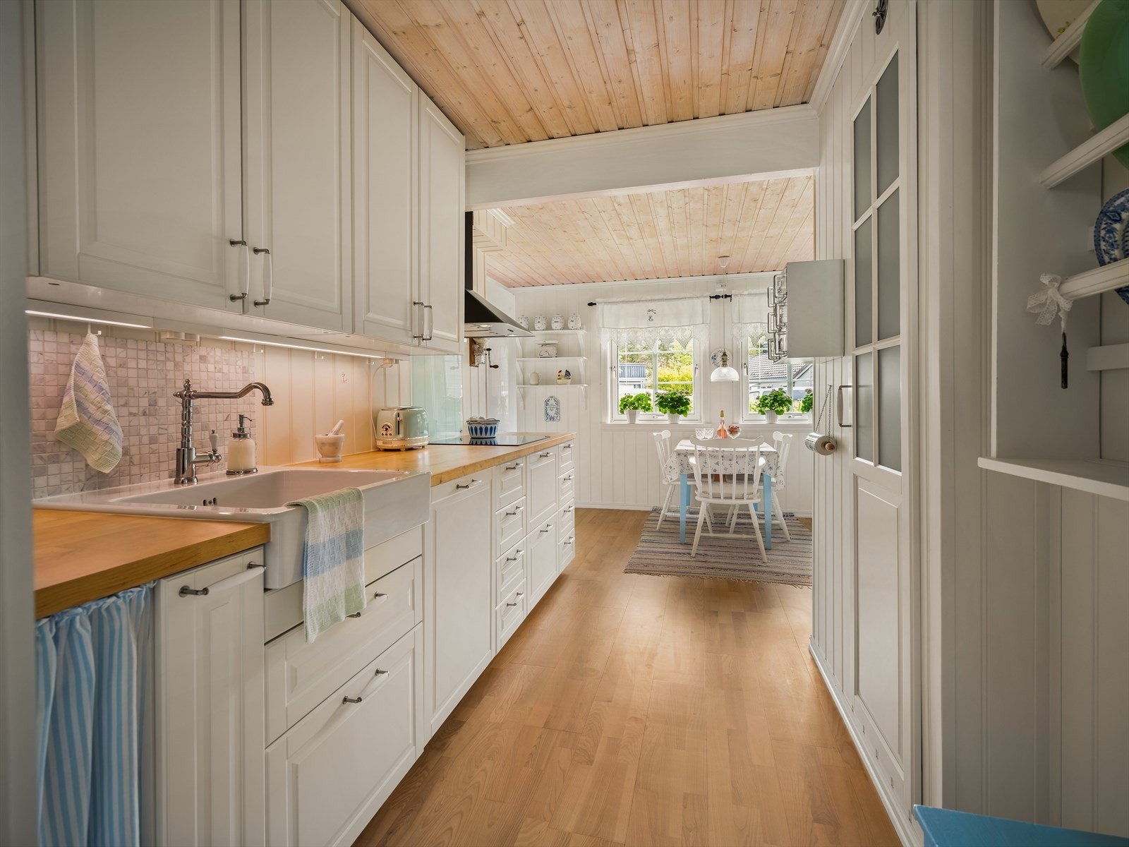 Takhøye overskap og belysning i underkant. Galleribilde