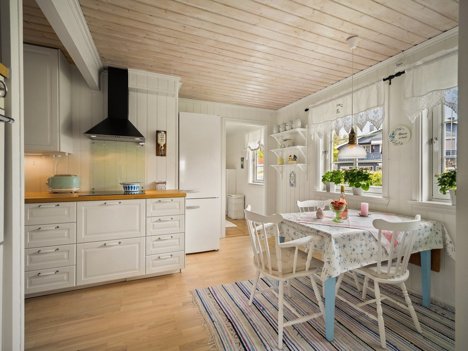 Sjarmerende kjøkken med praktisk utforming og mye skapplass. Galleribilde