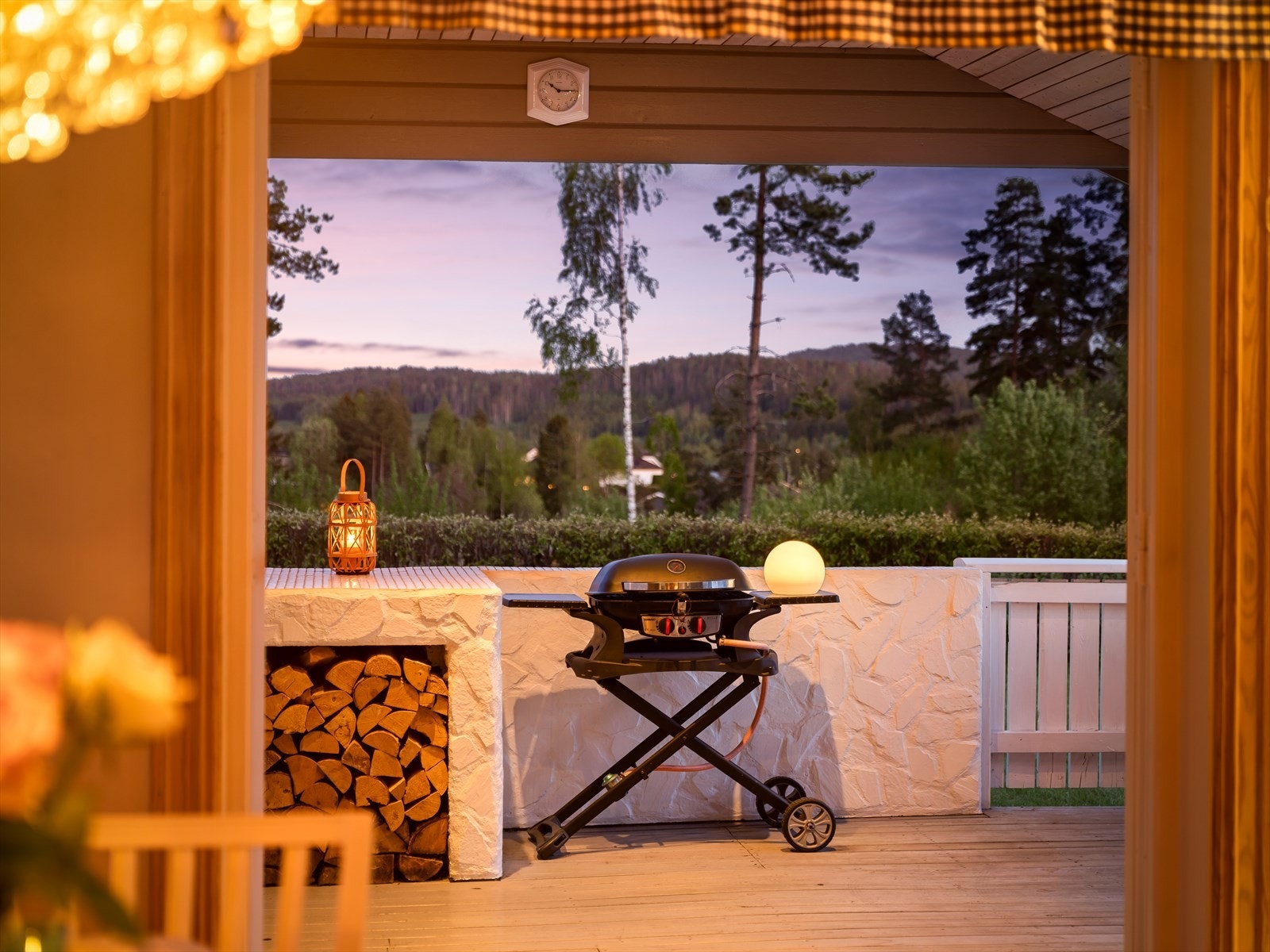 Utepeisen skaper en lun atmosfære på kveldene. Galleribilde