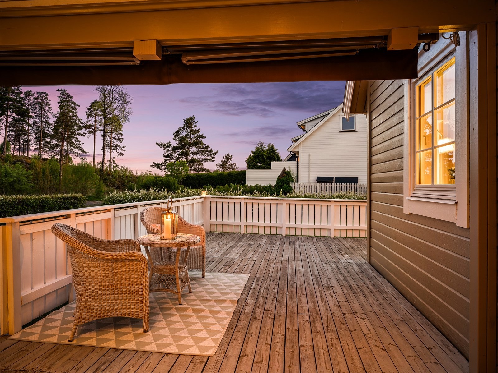 Delvis overbygd terrasse gir ly for vær og vind. Galleribilde