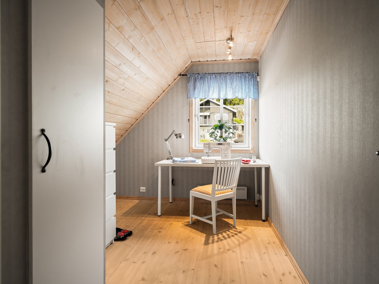 Soverom II er innredet som kontor og benyttes som sy-/hobbyrom. Dette er et rom med mange bruksmuligheter. Galleribilde