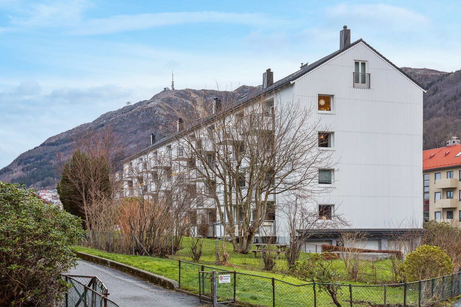 Leiligheten inkluderer egen garasje i garasjelaget Galleribilde