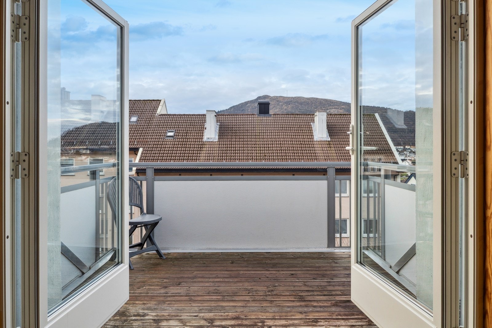 Balkongen er på ca. 6,8 m² og har flott utsikt mot sentrum og Byfjorden Galleribilde