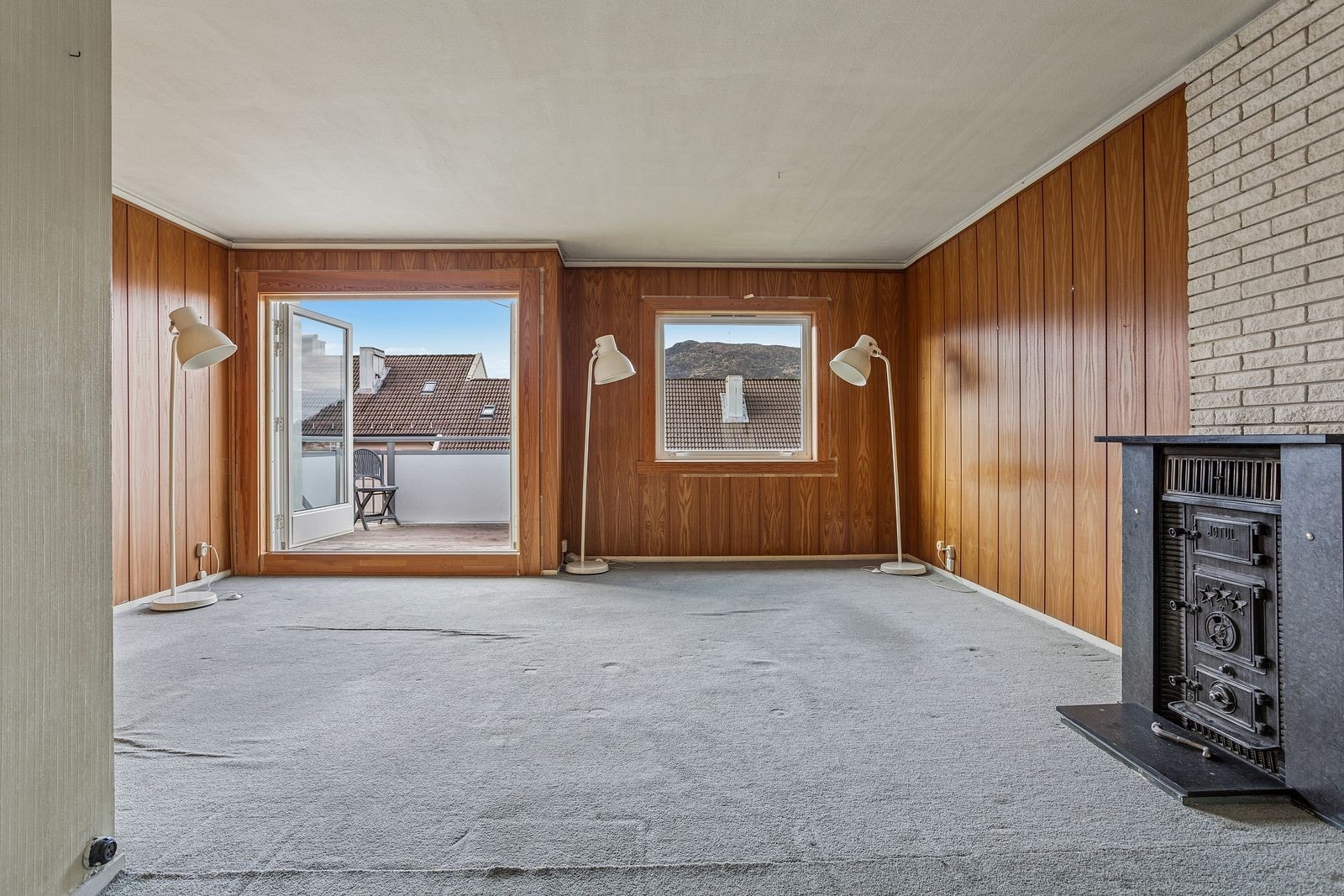 Stuen er av god størrelse med et areal på ca. 26,9 m² og har direkte utgang til en solrik balkong Galleribilde