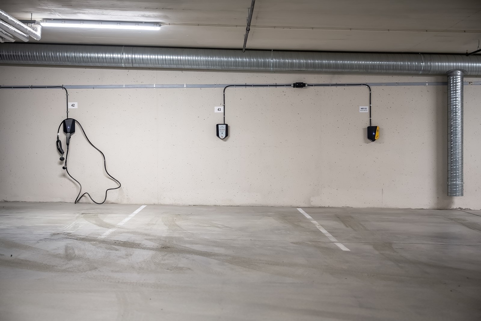 Det medfølger fast parkeringsplass i p-kjeller. Det er klargjort for el-bil lading på parkeringsplassen. Galleribilde