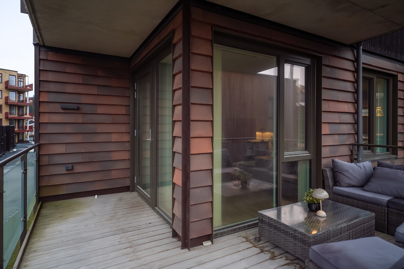 Hjørnebeliggenheten gir plass til ekstra stort uteområde. Balkongen er overbygd, som utvider brukstiden, og det er lagt opp strøm for eks. varmelampe. Galleribilde