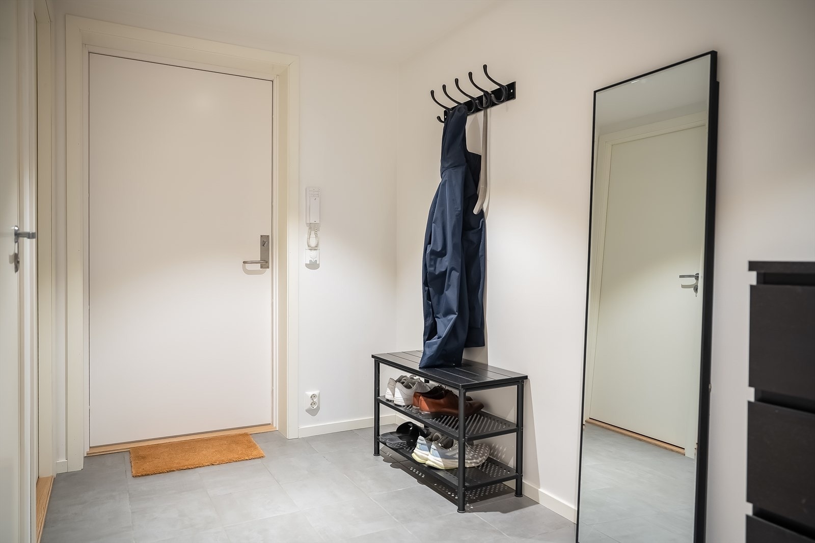 I èntreen er det rikelig med plass til å henge fra seg yttertøy og du har direkte tilgang til innvendig bod. Galleribilde