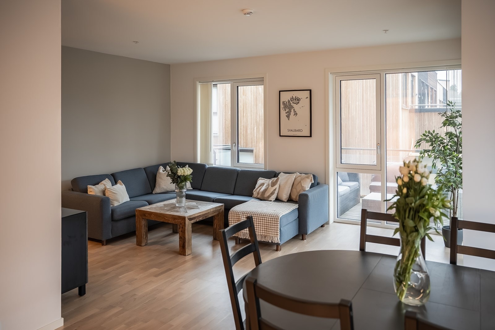 De mange vinduene gir godt med naturlig dagslys og bidrar til den gode romfølelsen. Galleribilde