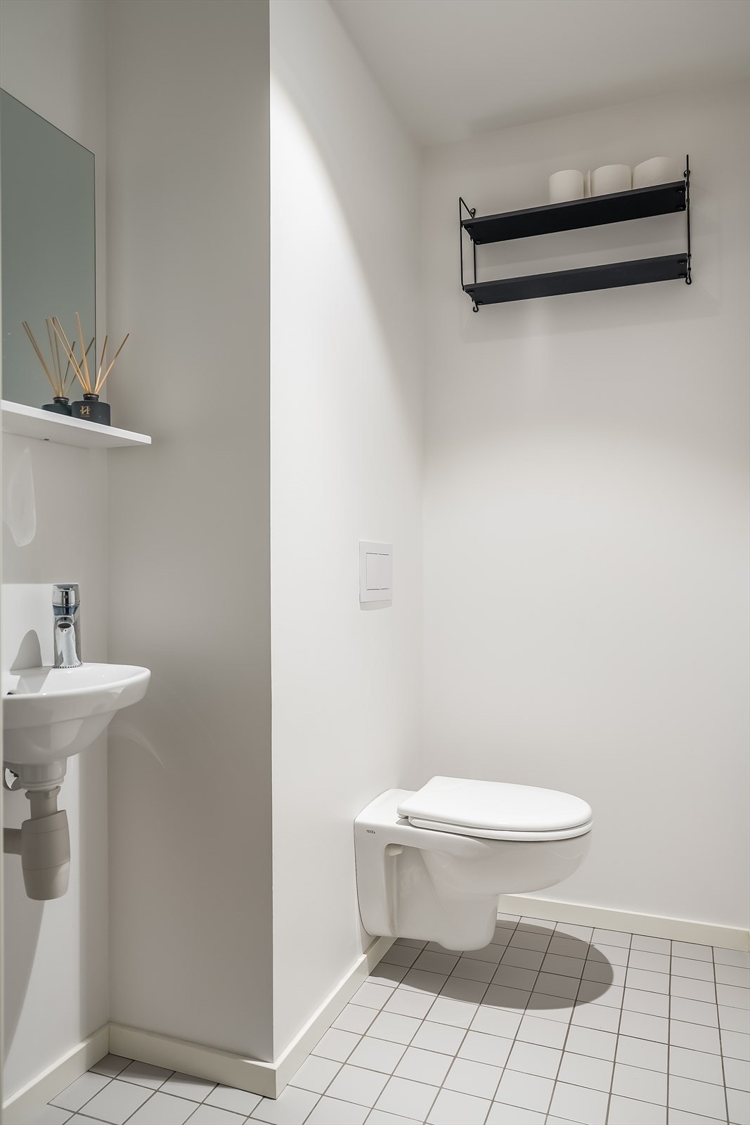 I tillegg til bad, har boligen separat WC-rom for gjester. Her er det også egen servant. Galleribilde