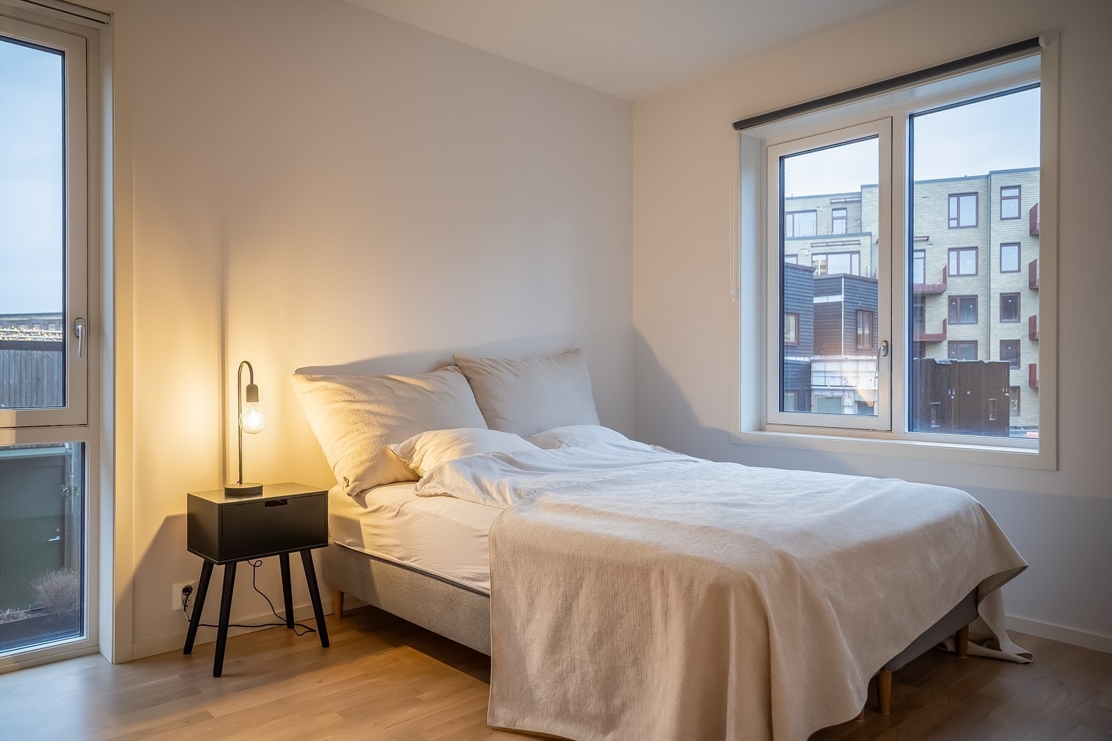 Leilighetens hovedsoverom måler hele 12,2 kvm. Galleribilde