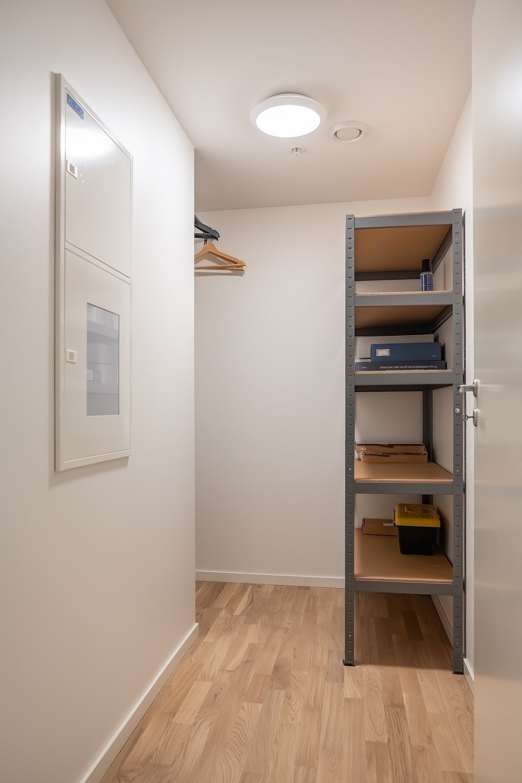 Innvendig i leiligheten er det en bod på 3,5m². I tillegg disponerer leiligheten en bod i kjeller på 6 m². Galleribilde