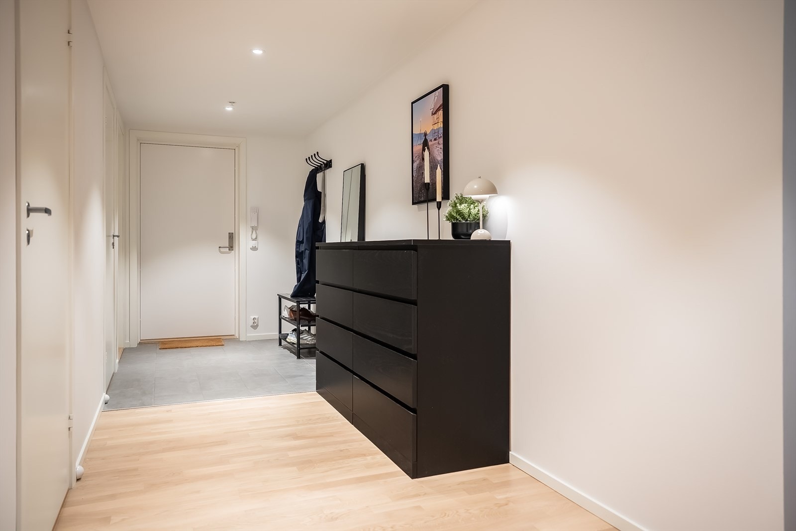 Alle rom i boligen er tilknyttet entréen på 11,7 kvm. Galleribilde