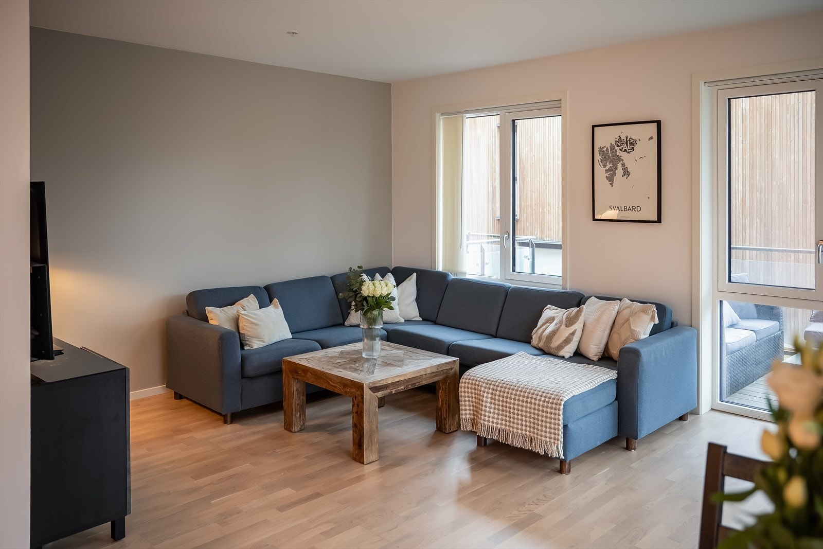 Stue og kjøkken er på totalt 33,6 kvm, naturlig adskilt med god plass til stor sofa og spisebord. Galleribilde