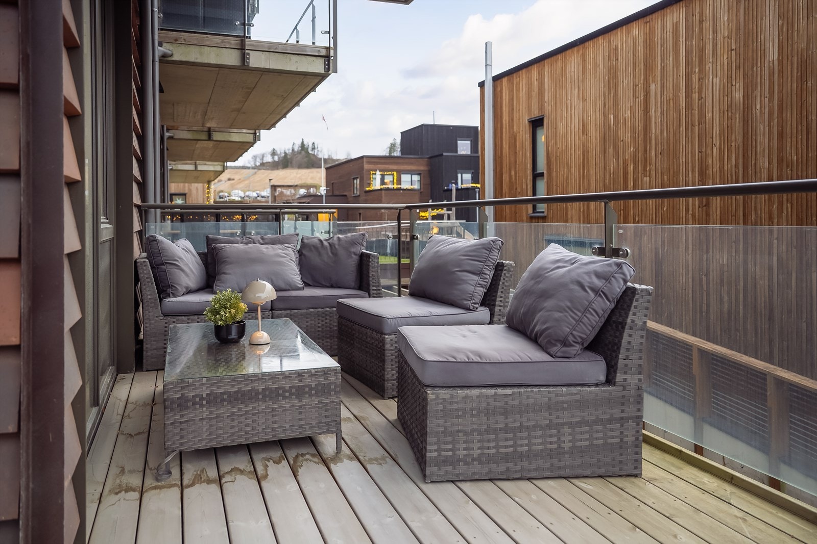 Her vender du mot nordvest, med fine solforhold stort sett hele dagen. Den lave bebyggelsen foran bidrar til gode lysforhold store deler av året. Galleribilde