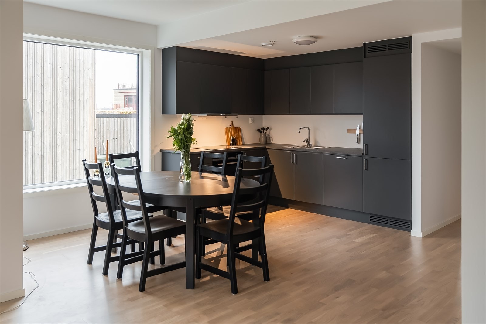 Videre inn i stuen har du stor spisestue i tilknytning til kjøkkenet. Galleribilde