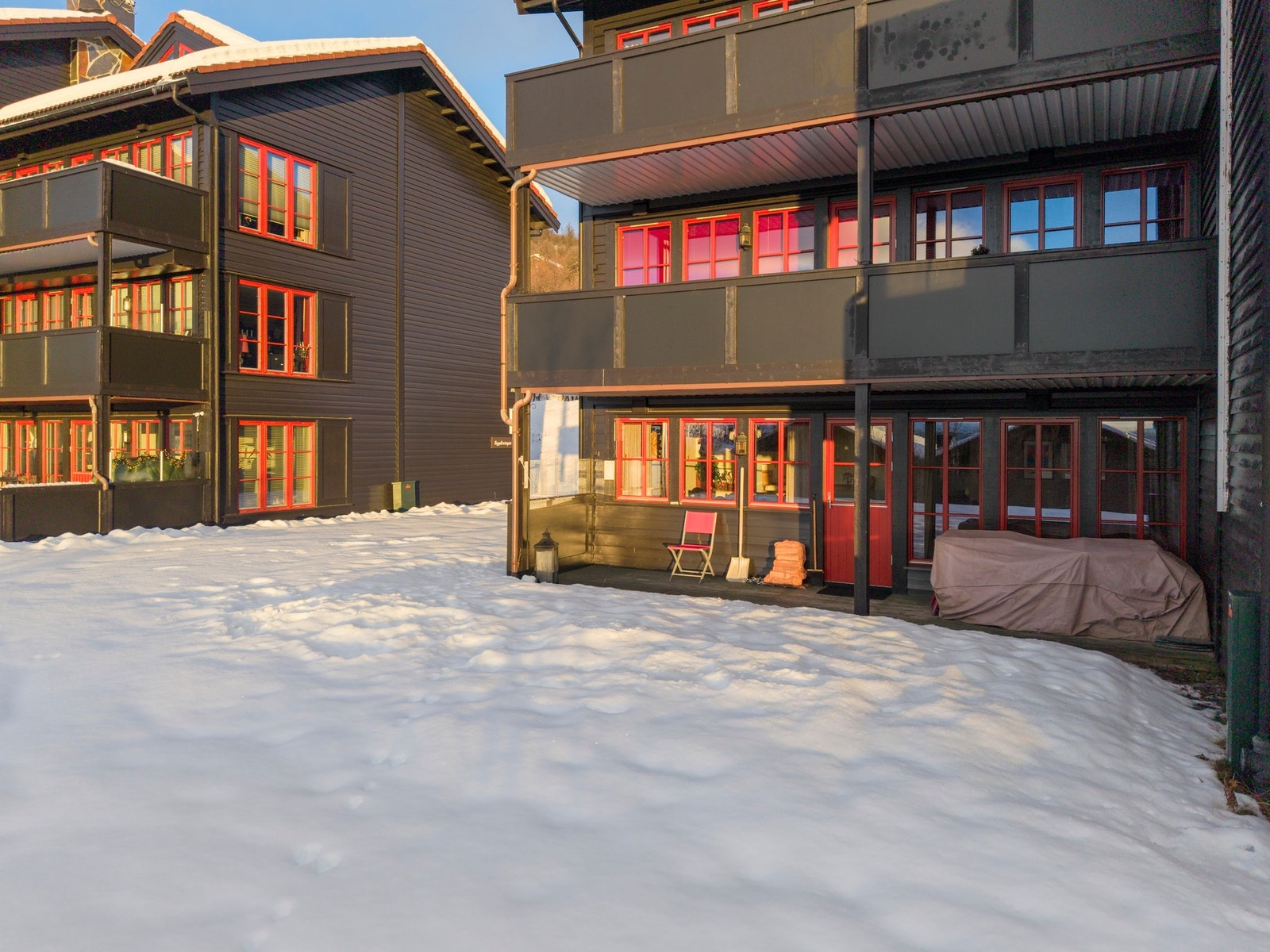 Fra stuen er det utgang til stor terrasse og hage med utsikt til vakre Slettefjell og turfavoritten Mugnetind. Her er det god plass til diverse utemøblement hvor en kan nyte det flotte fjellandskapet og nydelig solforhold. Galleribilde