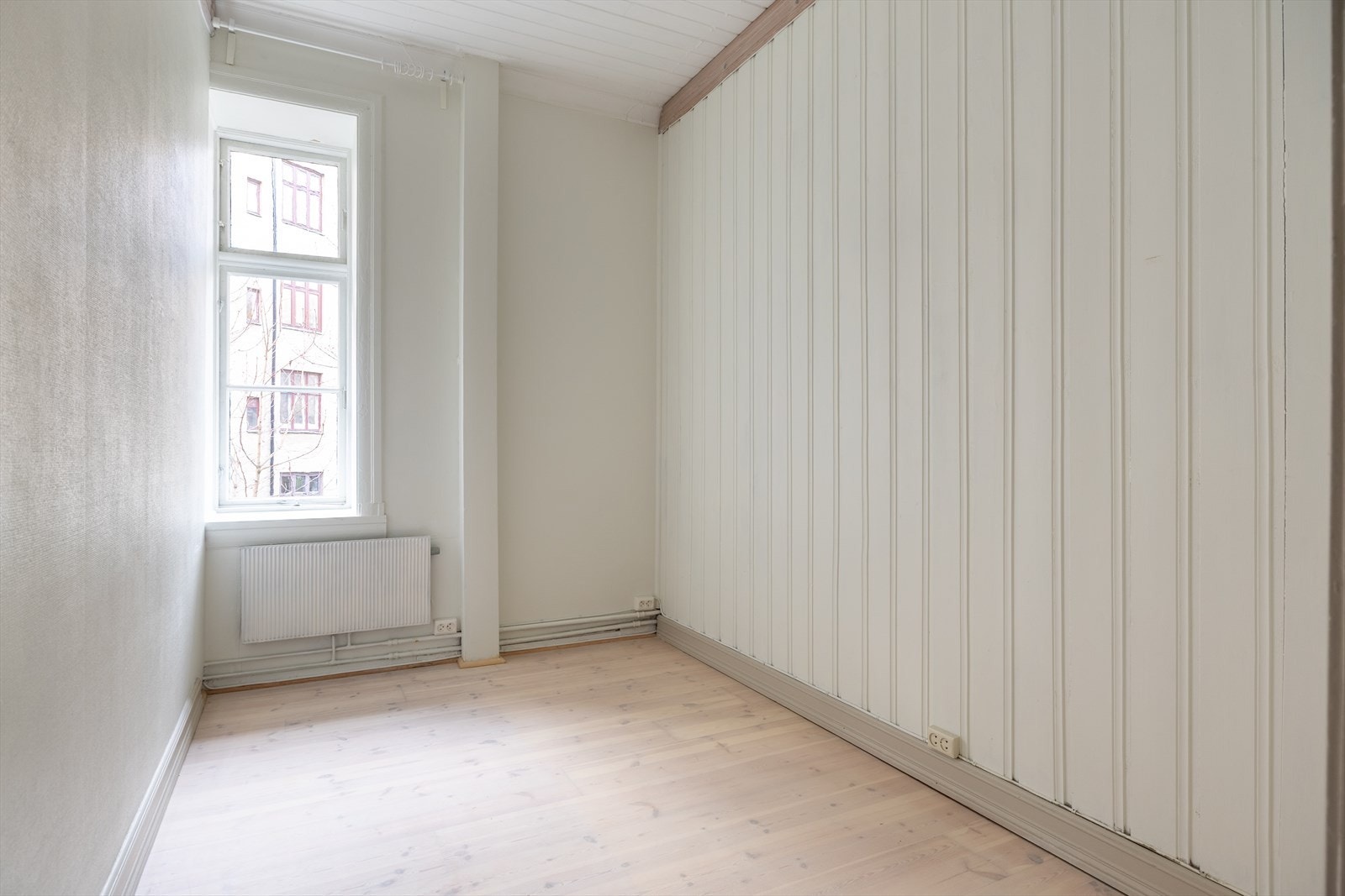 Soverom nummer to, vender mot stille bakgård Galleribilde