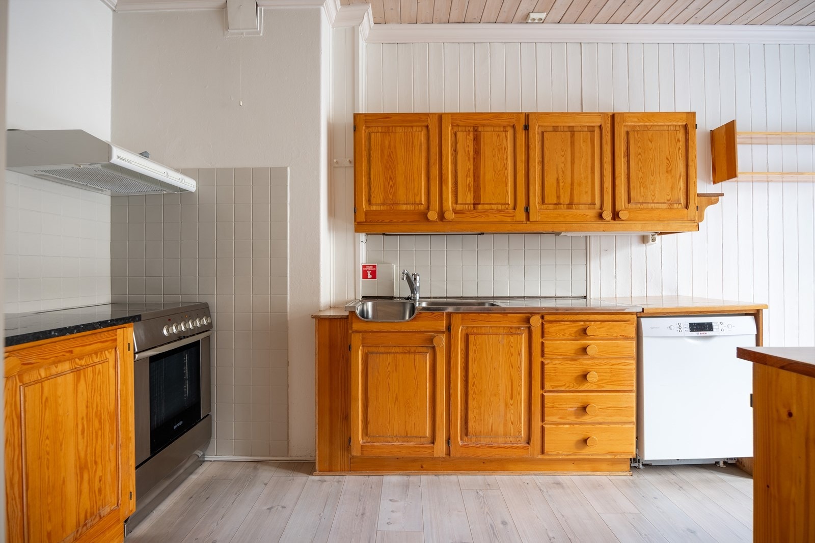 Profilert kjøkkeninnredning med malte fronter og benkeplate med nedfelt oppvaskkum av stål Galleribilde