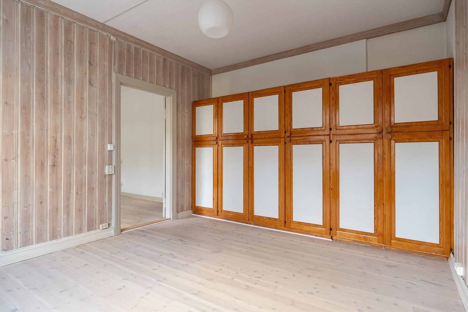 Garderobeskap med mye oppbevaringsplass Galleribilde