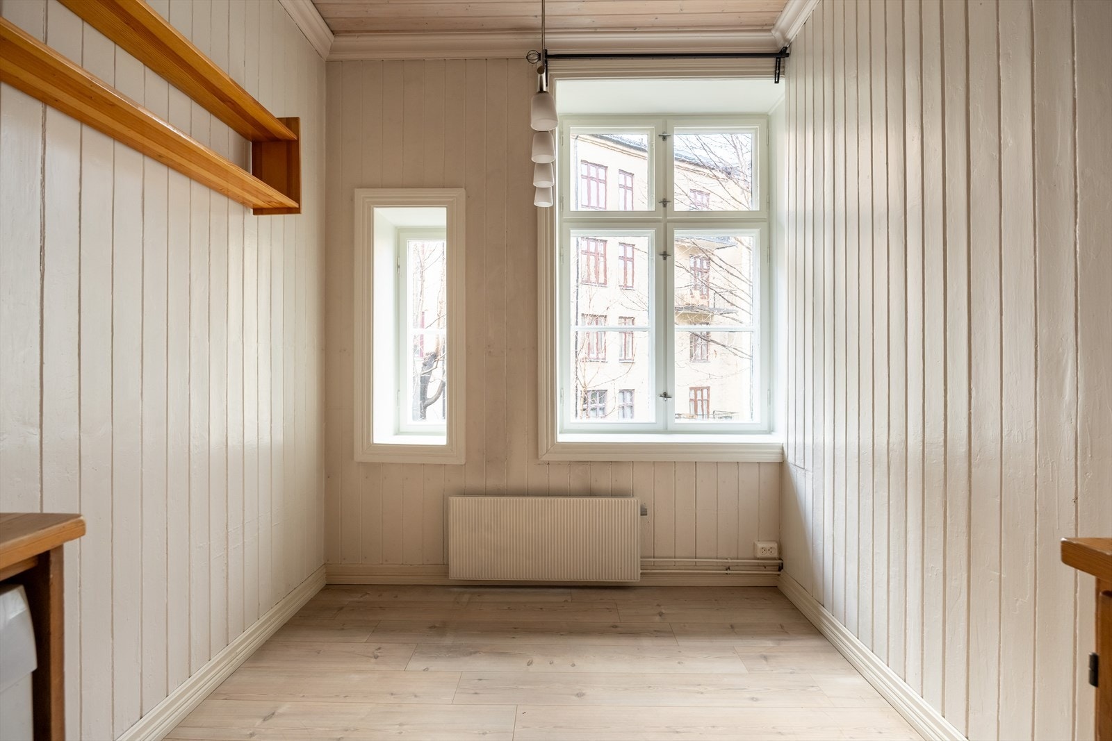 Spiseplass i kjøkken. Tregulv, malte overflate og malt panel på vegger Galleribilde