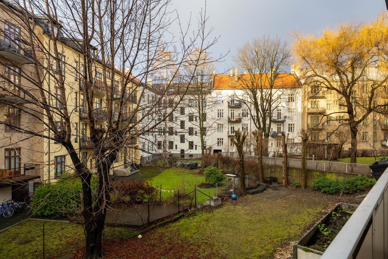 Hyggelig bakgård med beplantning Galleribilde