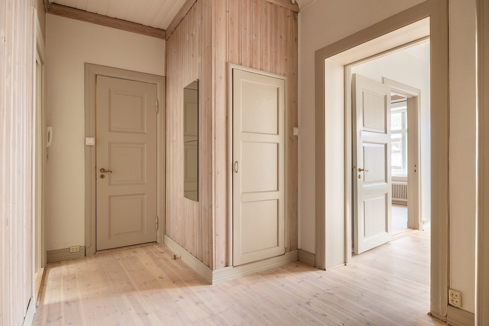 Romslig gang med porttelefon Galleribilde