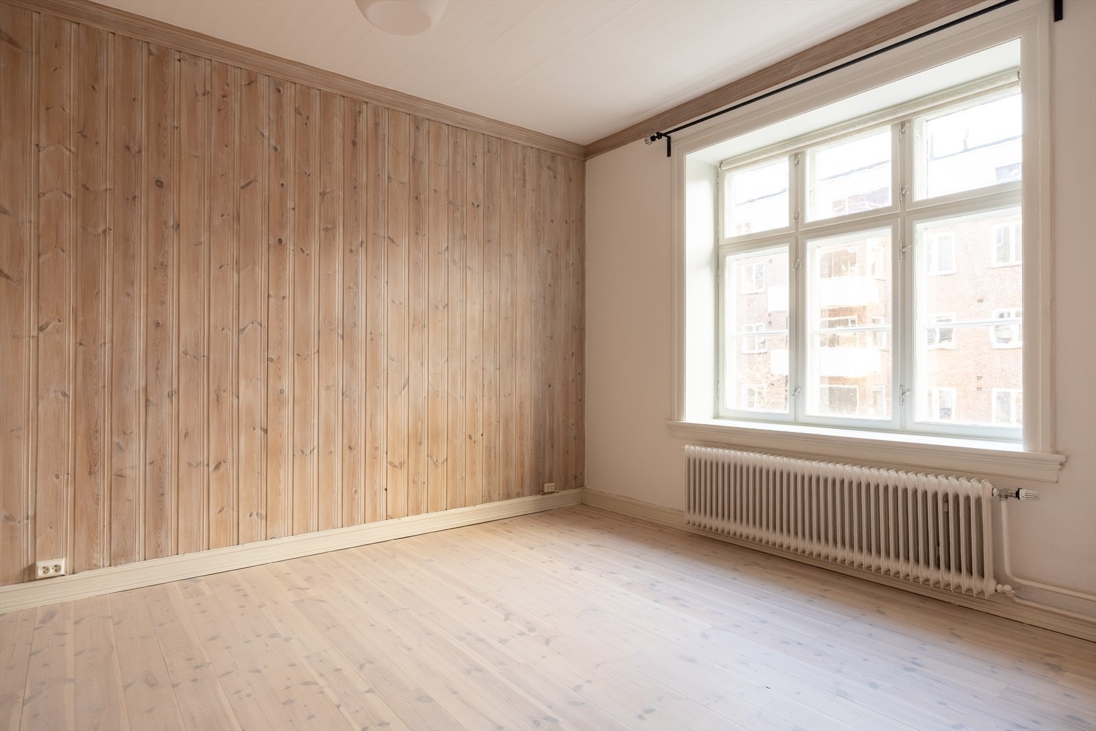 Soverommet er med tregulv, og malt overflate og panel på vegger Galleribilde