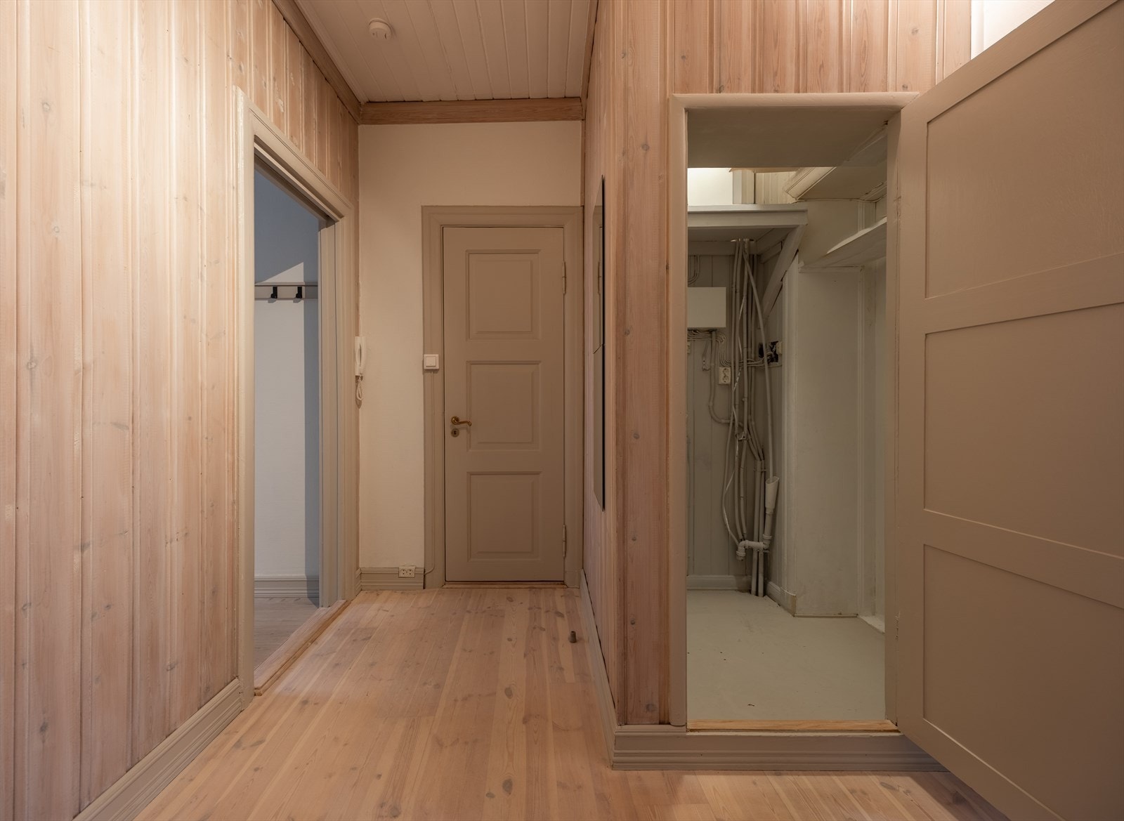 Fra gangen har man tilgang til bod med varmtvannsbereder og opplegg for vaskemaskin. Sikringsskapet er også plassert her Galleribilde