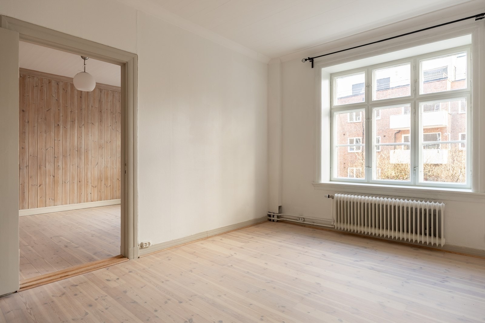 Tregulv og malt overflate på vegger. Malt overflate i himling. Radiator tilknyttet fjernvarme. Galleribilde