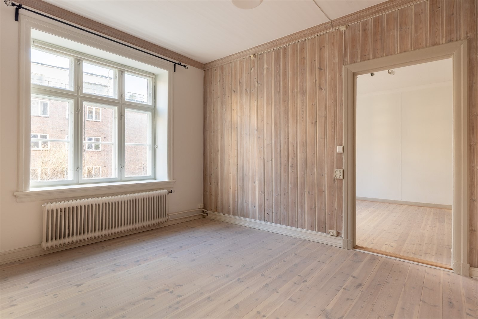 Store vinduer som gir rikelig med lys Galleribilde