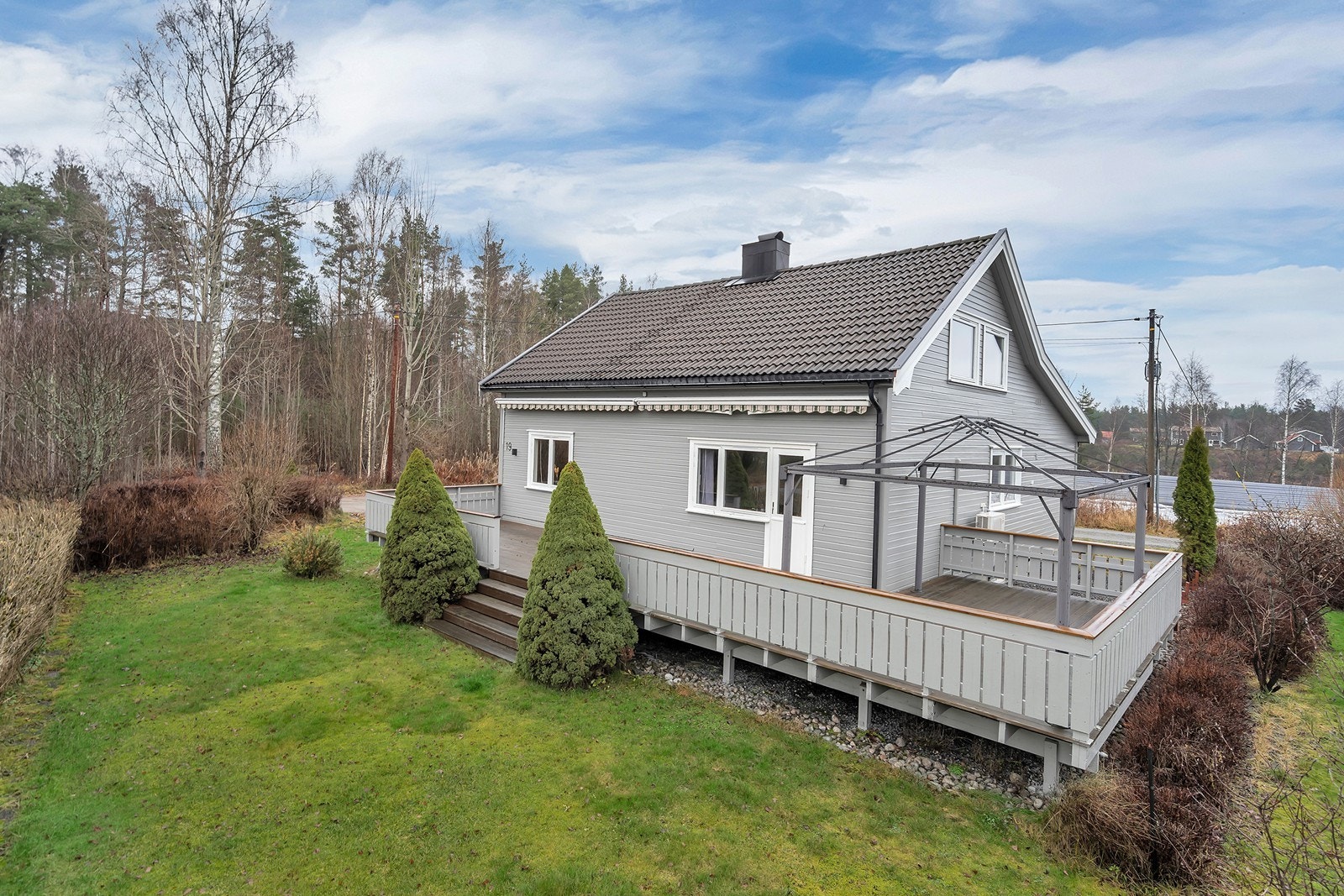 Koselig hage; her har man god plass til lek og moro! Galleribilde