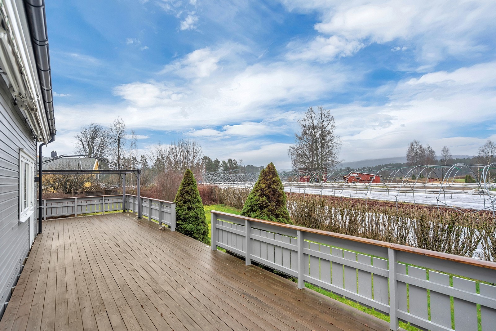 Stor terrasse som går på to sider av boligen Galleribilde