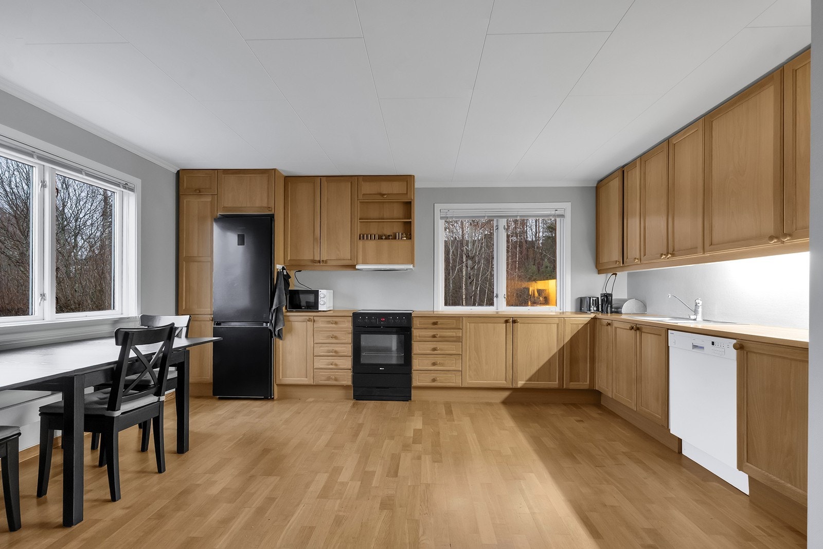 Romslig kjøkken med god benkeplass Galleribilde