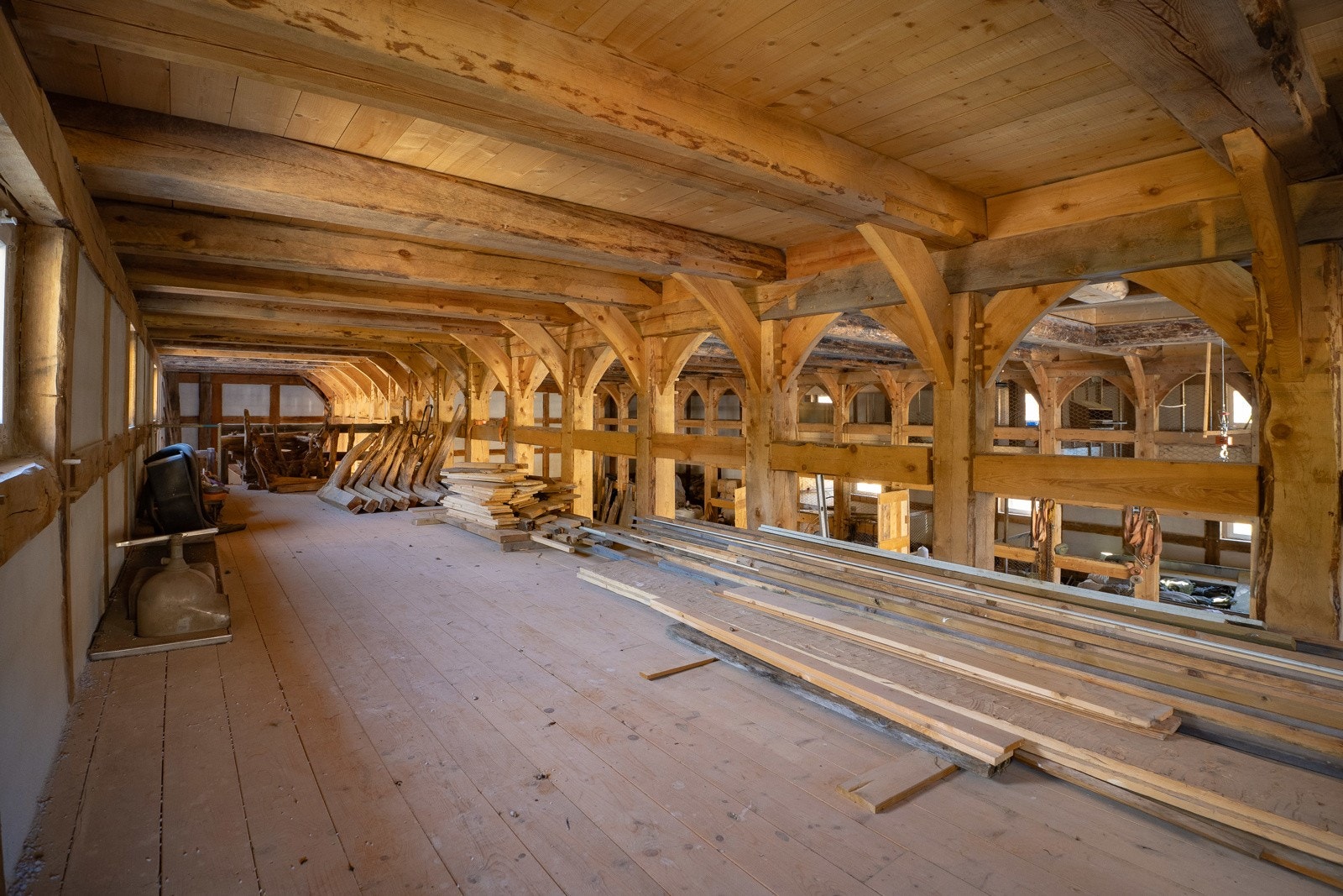 Den består av flere etasjer med flott håndtverk Galleribilde