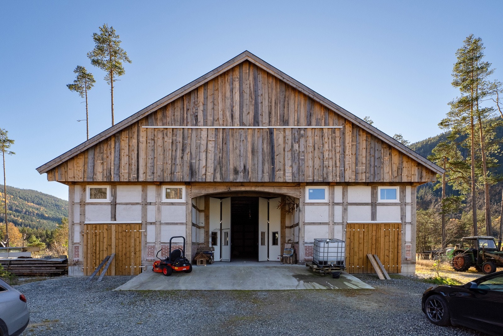 Låve/ driftsbygning - Idag er den brukt til påfugl og lagring Galleribilde