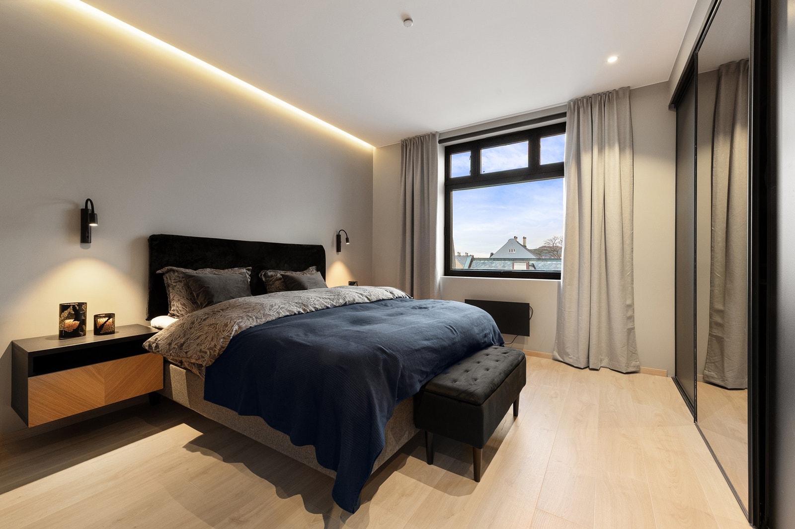 Soverom 1 -Romslig soverom med utsikt. Nye overflater på gulv, vegger og tak. Ledstripe i tak, samt spotter Galleribilde