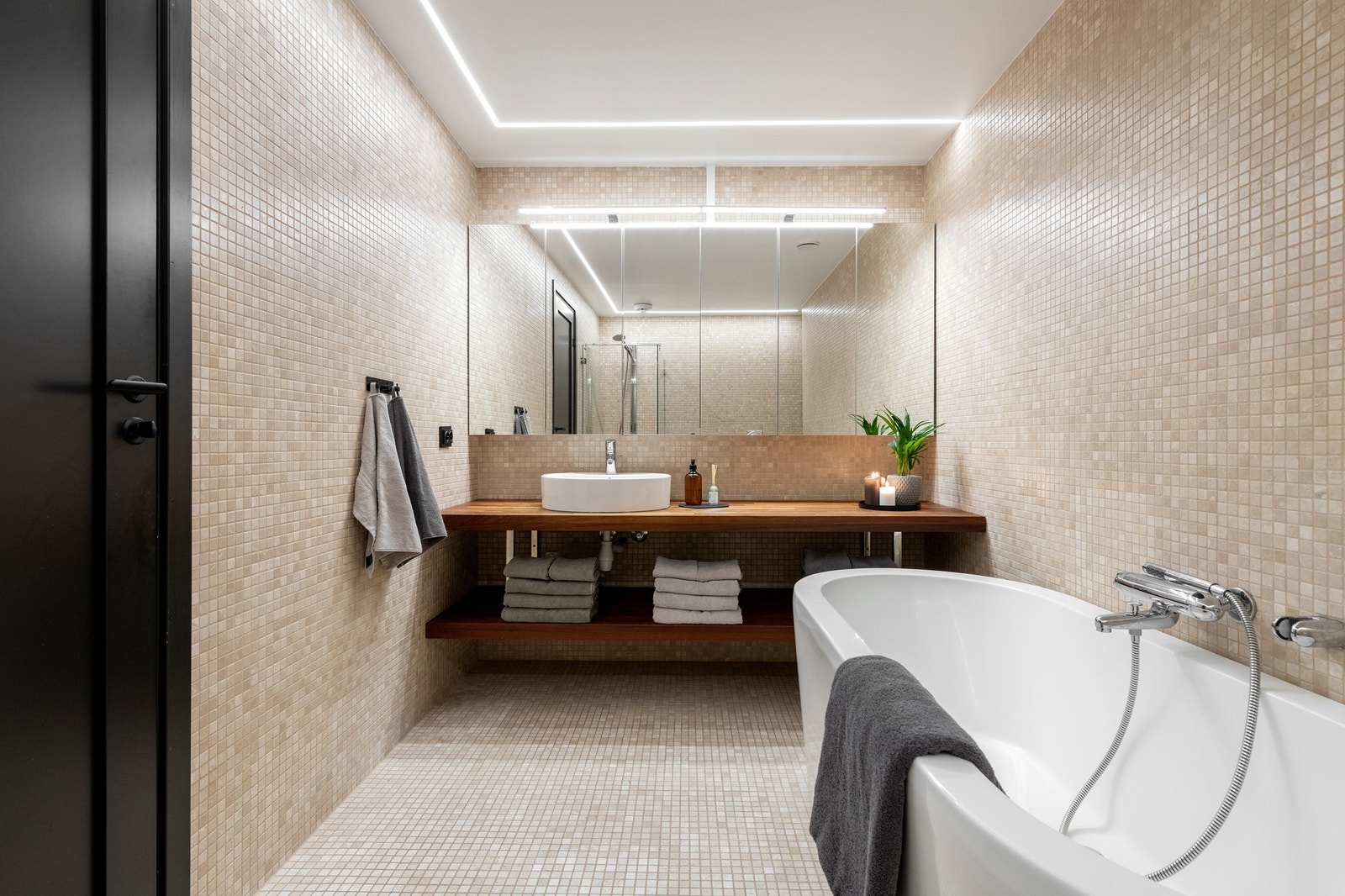 Flott flislagt bad med gulvvarme og innfelt ledlys i tak Galleribilde