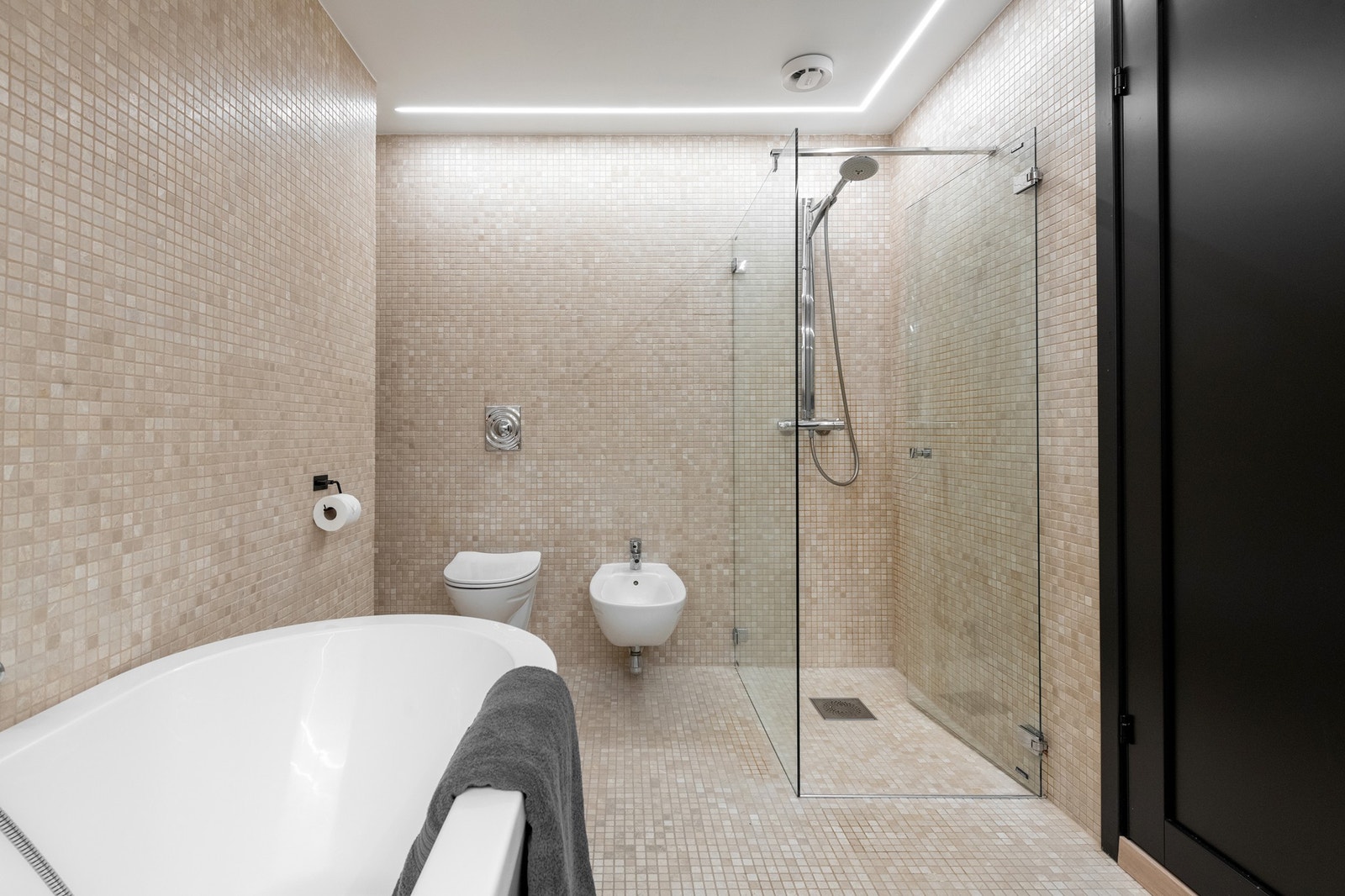 Dusjløsning med glassvegg/dør og badekar Galleribilde