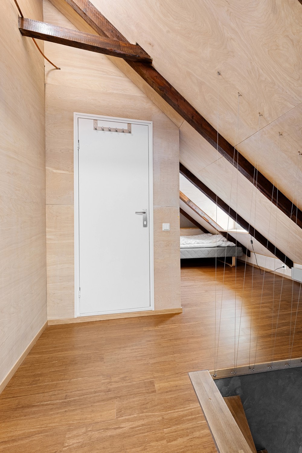 Innredet loft på hybel med egen utgang til trapperom Galleribilde