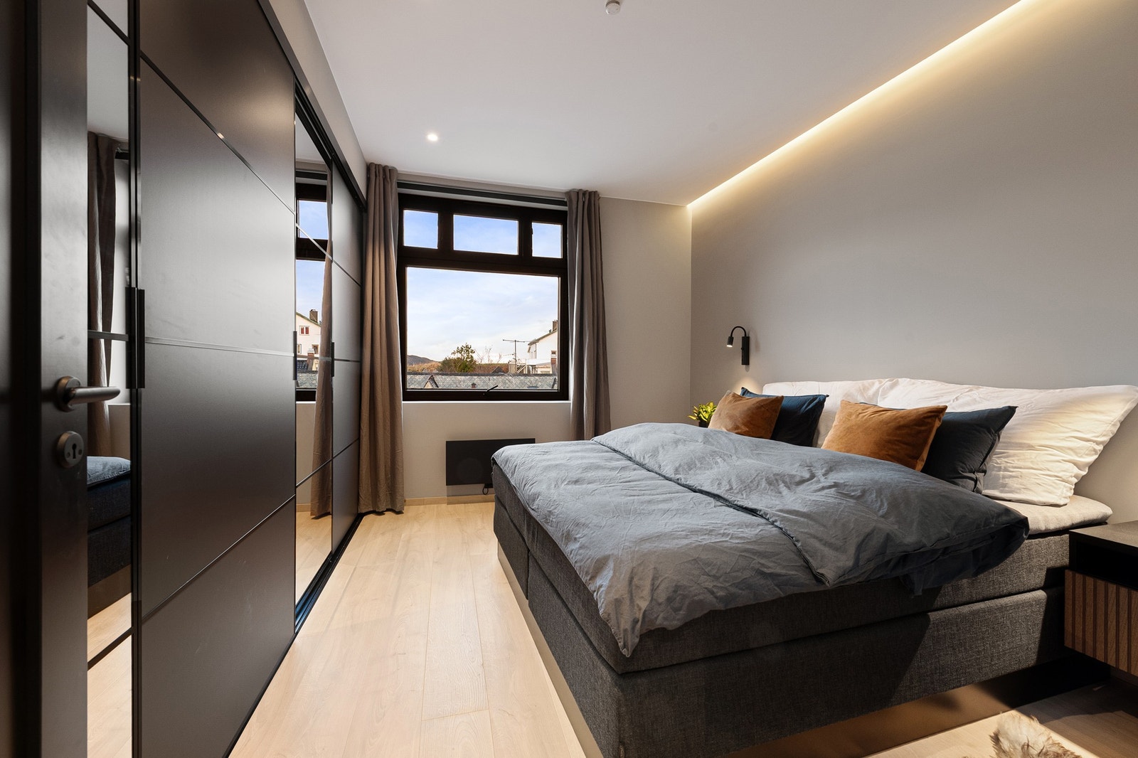 Soverom 2 - Alle overflater pusset opp med nye gulv, vegger og tak. Stor skyvedørsgarderobe. Spotter og ledstripe i tak Galleribilde