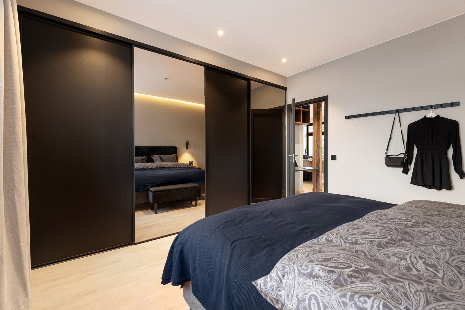 Stor skyvedørsgarderobe Galleribilde