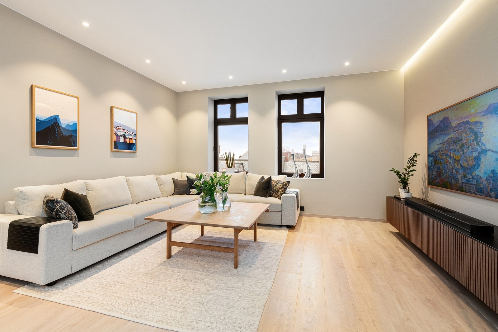 Meget tiltalende stue med nye overflater. Lamiflex gulvvarme på stue/kjøkken og i gang Galleribilde