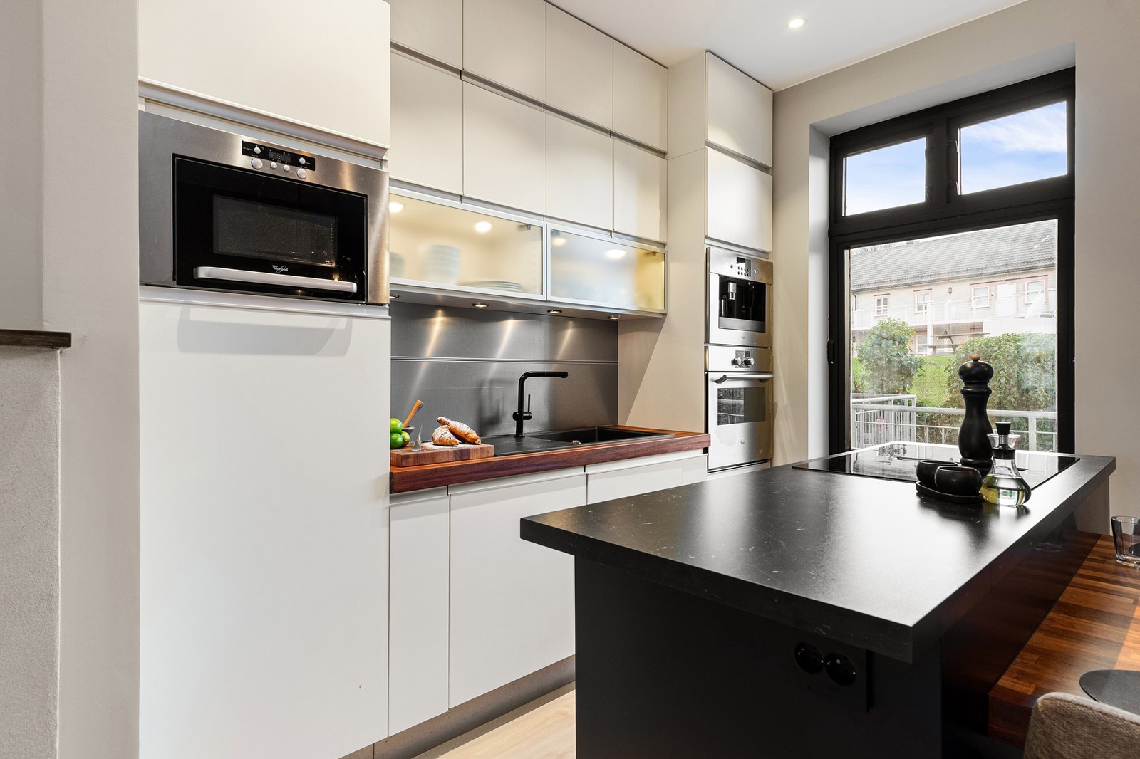 Etablert ny kjøkkenøy med platetopp og integrert fryser i 2024 Galleribilde