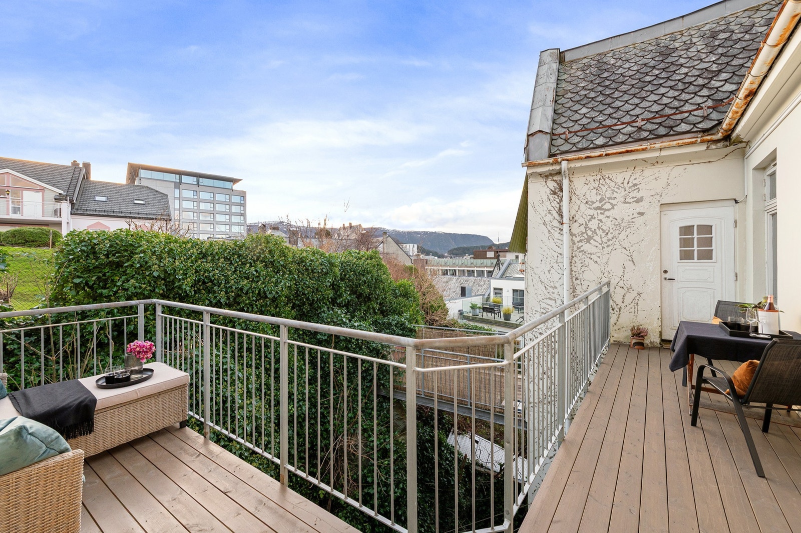 Veranda ble bygget i 2002. Dekket er nytt i 2025 Galleribilde